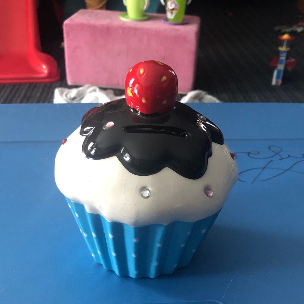 💙 Cupcake with Strawberry Bank